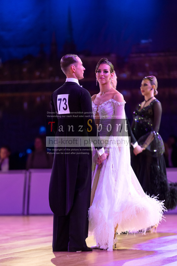 20241215_WDSF_Int_Open_Std-Riga-9104 | Tanzsportbilder, Standardtanz, Lateintanz, WDSF, DTV, LTVB, dancecomp, goc, hessen tanzt, blaues band der spree, walzer, tango, wiener walzer, slowfox, quickstepp, samba, rumba, cha-cha-cha, paso doble. jive, hd-kroft photography, turniertanzsport