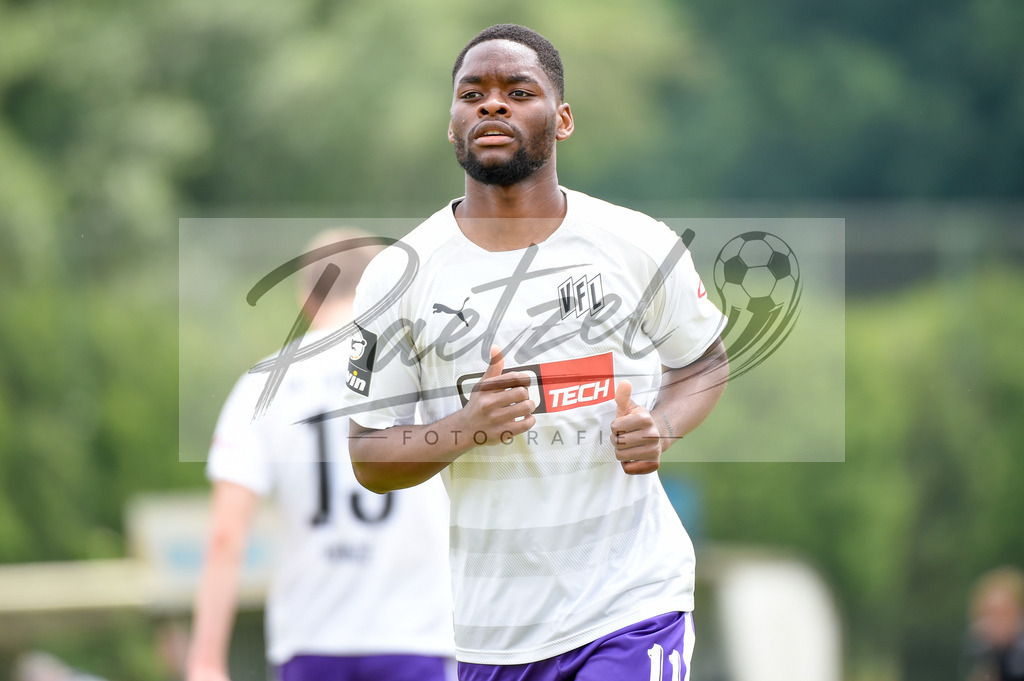 BSBOSN_20210626_0043 | Fussball, Herren: Ba-Muaka Simakala (VfL Osnabrueck) schaut beim Testspiel zwischen TuS Bersenbrueck und VfL Osnabrueck im Hasestadion am 26.06.2021 in Bersenbrueck, Deutschland. - Realisiert mit Pictrs.com