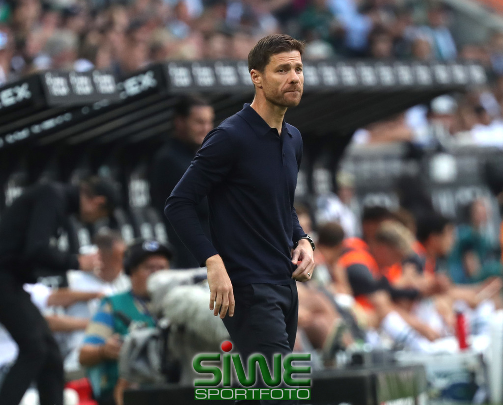 1.Fussball-Bundesliga  :  Borussia Mönchengladbach--Bayer 04 Leverkusen    2.Sptg. | 26.08.2023 Fussball,GER, Saison 2023/2024;         1.Bundesliga;   2. Spieltag;
VFL Borussia Mönchengladbach--Bayer 04 Leverkusen :  Xabier Alonso (B04/Tr)
konnte sich das Spiel seiner Elf entspannt ansehen.
DFL REGULATIONS PROHIBIT ANY USE OF PHOTOGRAPHS AS IMAGE SEQENCES AND/OR QUASI-VIDEO. - Realisiert mit Pictrs.com