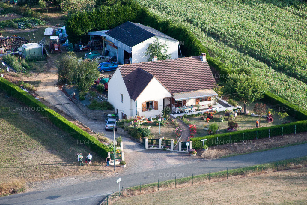 Aerial view: View of the town in Semur-en-Vallon in the state Sarthe, France. – Photo: IMG_19915.jpg taken on 07/28/2009 by Werner Riehm/FLY-FOTO.com – Resolution of the original: 4439 x 2959 px