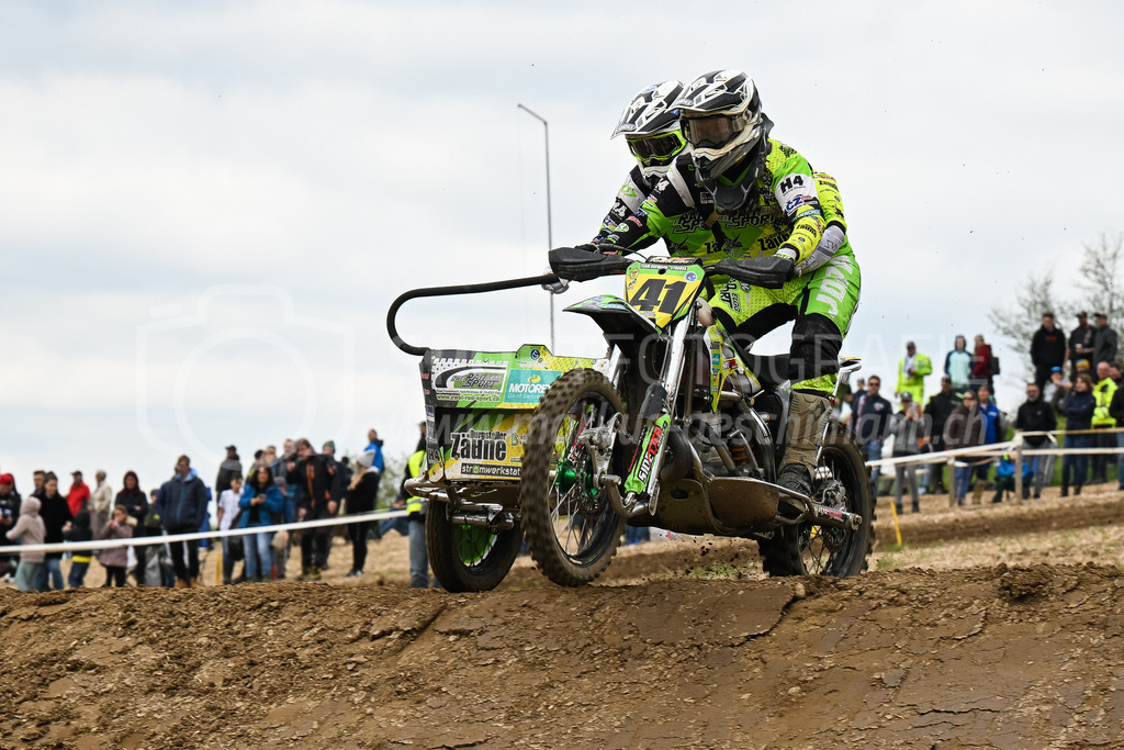 Motocross Schlatt bei Winterthur - 30. April 2023 | #41 Hofmann Fabian / Strauss Marius aus Elgg (CH) auf VMC Zabel in der Kategorie Seitenwagen am Motocross Schlatt bei Winterthur, 30. April 2023. 
Instagram: @mx_schlatt | @mc_wila | @sam_schweiz
Bild: Sportfotografie Markus Aeschimann | www.markus-aeschimann.ch - Realisiert mit Pictrs.com