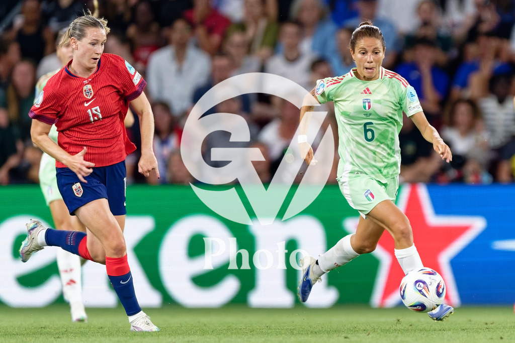 Norway v Italy - UEFA Women's EURO 2025 Quarter-Final | GENEVA, SWITZERLAND - JULY 16: Manuela Giugliano of Italy (R) controls the ball under pressure from Elisabeth Terland  (L) during the UEFA Women's EURO 2025 Quarter-Final match between Norway and Italy at Stade de Geneve on July 16, 2025 in Geneva, Switzerland. (Photo by Giuseppe Velletri/Sports Press Photo/Getty Images)