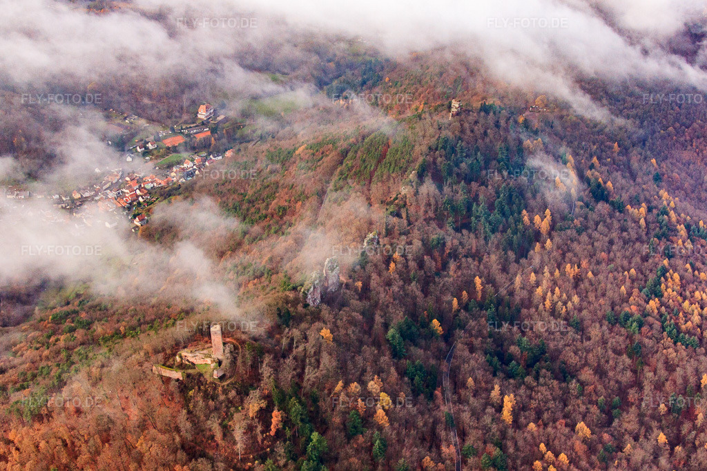 Luftbild: Burgruine Scharfenberg in herbstlichen Wolken in Leinsweiler im Bundesland Rheinland-Pfalz in Deutschland. Foto: IMG_61175.jpg vom 30.11.2013 durch Werner Riehm/FLY-FOTO.deAuflösung des Originals: 4661 x 3107 pxWWW.WANDERPARADIES-WASGAU.DE