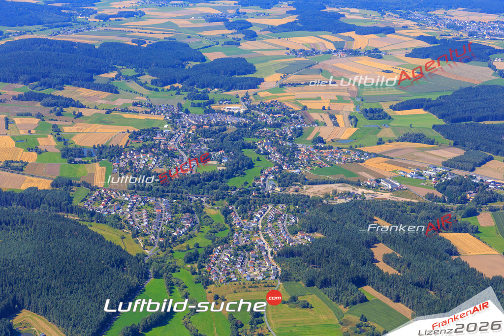 Die Luftaufnahme der Stadt Marktleuthen wurde vom UL-Flugzeug heraus erstellt ( keine Drohne )- hohe Auflösung für beste Qualität