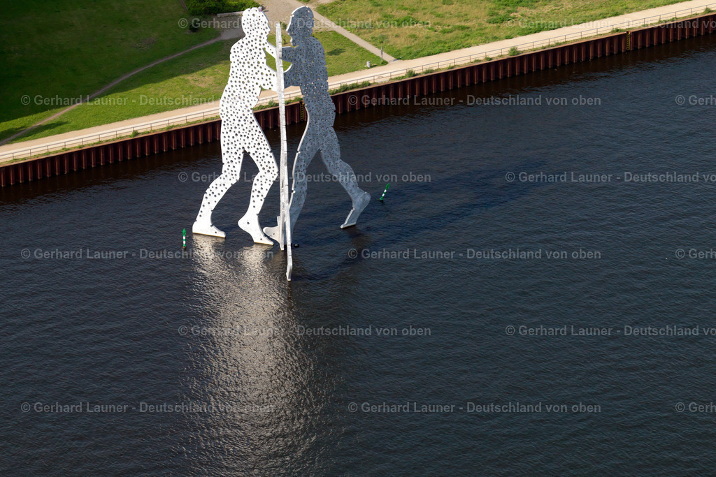 2790423 | Der Molecule Man ist ein Berliner Monumentalkunstwerk, das im Mai 1999 von dem amerikanischen Bildhauer Jonathan Borofsky geschaffen wurde. Es handelt sich um eine Drei-Personen-Skulptur, die in der Spree zwischen Elsenbrücke und Oberbaumbrücke nahe dem Schnittpunkt der drei Ortsteile Kreuzberg, Alt-Treptow und Friedrichshain aufgestellt wurde.