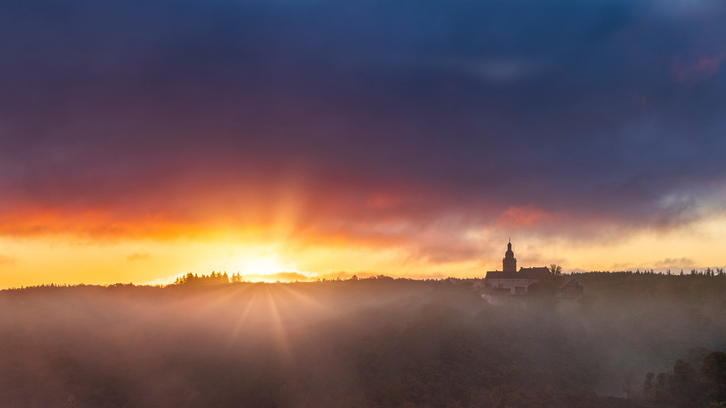 Burg Falkenstein im Morgennebel | Wir machen aus Ihren Bildern Erinnerungen für die Ewigkeit | Hochwertige Fotografien für Ihr zu Hause. - Realisiert mit Pictrs.com