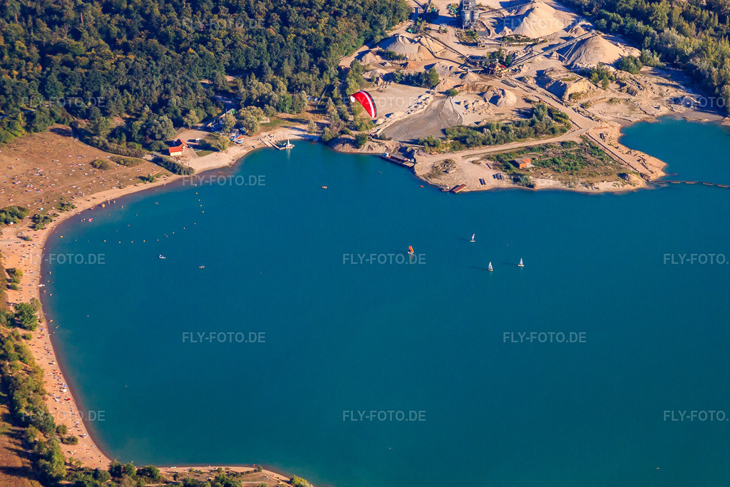 Luftbild: Segelboote, Sonnenende und Badende am und im blauen Epplesee überflogen von einem Paragleiter im Ortsteil Silberstreifen in Rheinstetten im Bundesland Baden-Württemberg in Deutschland. Foto: IMG_52987.jpg vom 08.09.2012 durch Werner Riehm/FLY-FOTO.de