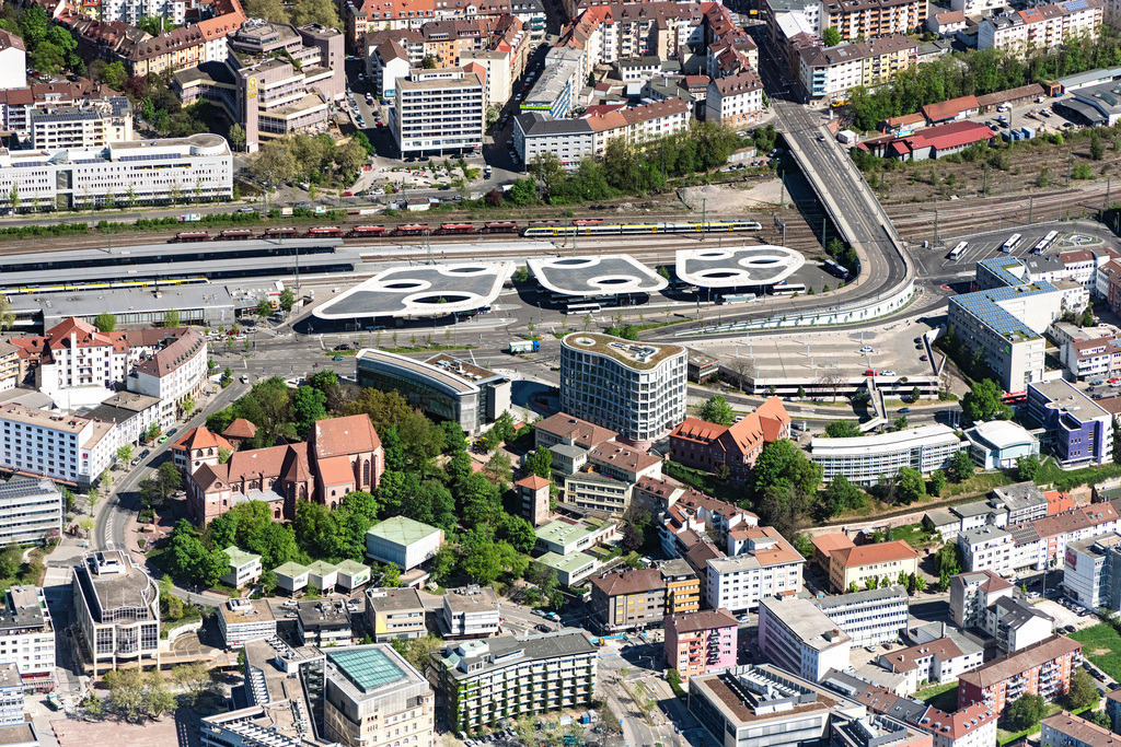dr__0051174.jpg | PFORZHEIM 22.04.2020 ZOB Omnibus- Bahnhofs- Terminal an der Verkehrsbetriebe an der Erbprinzenstraße und der Hauptbahnhof in Pforzheim im Bundesland Baden-Württemberg, Deutschland. Weiterführende Informationen bei: ENGELSMANN PETERS GmbH,  EUROVIA  Services GmbH,  METARAUM Architekten BDA,  augeon GmbH & Co. KG. // Central Bus Station for Public Transportation on Erbprinzenstrasse in Pforzheim in the state Baden-Wurttemberg, Germany. Further information at: ENGELSMANN PETERS GmbH,  EUROVIA  Services GmbH,  METARAUM Architekten BDA,  augeon GmbH & Co. KG. Foto: Daniel Reiter