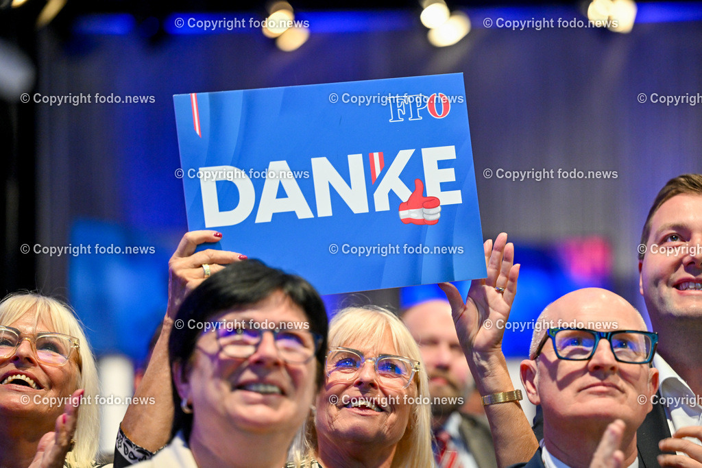 Pressewahldienst Linz zur Nationalratswahl 2024_ 29.09.2024-17 | 29.09.2024, Ursulinenhof Linz AUT, Nationalratswahl 2024, Pressewahldienst im Bild Parteimitglieder der FPOE Ooe mit einem Wahlplakat Danke