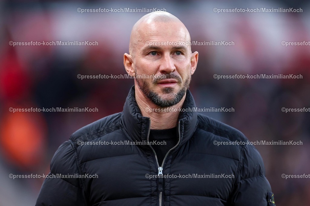 Lev02022502116 | 02.02.2025, Fußball, Bayer 04 Leverkusen - TSG 1899 Hoffenheim, 1. Fußball Bundesliga, 20. Spieltag, BayArena, Saison 2024 2025: Cheftrainer Christian Ilzer (Trainer Hoffenheim)DFB regulations prohibit any use of photographs as image sequences and or quasi-video.