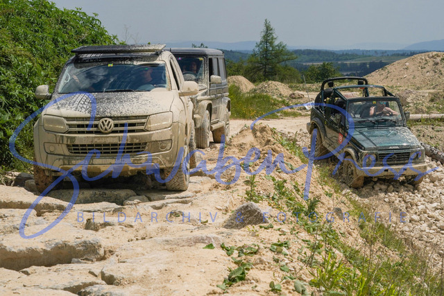 DSC09156 | Vierradfahrzeuge testen unterschiedliches Terrain - ueber Stock und Stein

Offroad Grundkurs im Steinbruch. Unterschiedliche Fahrgegebenheiten mit dem gelaendegaengigem Offroad-Fahrzeug. 

Deutschland, Geisingen, Steinbruch Meichle und Mohr, 10.06.2023