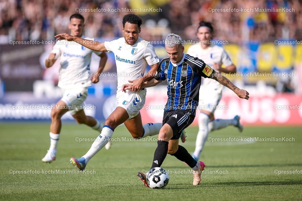 DFB15082501013 | 15.08.2025, Fußball, DFB-Pokal, 1. FC Saarbrücken - 1.FC Magdeburg, Ludwigsparkstadion, Saison 2025 2026: Herbert Bockhorn (1FC Magdeburg #07) im Zweikampf gegen  Florian Pick (1FC Saarbruecken #20)   DFB regulations prohibit any use of photographs as image sequences and or quasi-video.