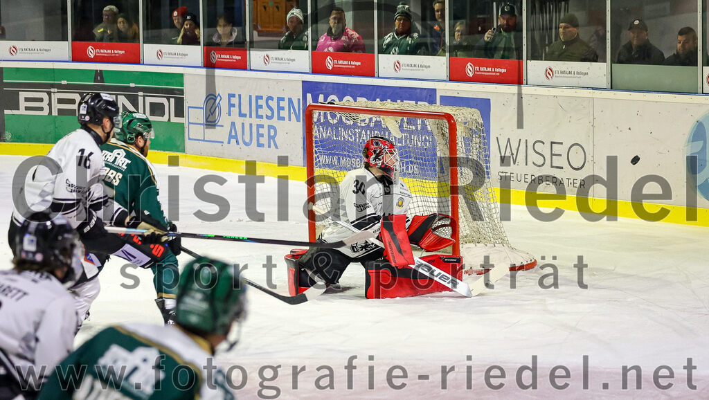 2025-11-25_147_TSV_Erding_gegen_EHF_Passau_Black_Hawks | Erding, Deutschland, 25.11.2025:Eishockey, Oberliga Süd 2025 / 2026, 20. Spieltag, TSV Erding gegen EHF Passau Black Hawks, Endergebnis: 2:3 n.V.Carson Briere (EC Peiting, #16), Grady Hobbs (Erding Gladiators, #22), Torwart Janik Engler (EHF Passau Black Hawks, #30)Foto: Christian Riedel / fotografie-riedel.net