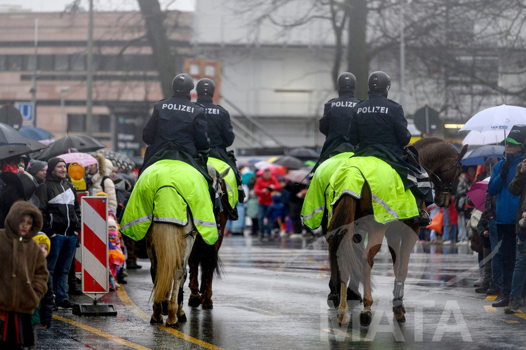 _DWA2305 | Trotz Nieselregen schlängelte sich der „Gaudiwurm“ am Sonntag durch die Nürnberger Innenstadt an tausenden Faschingsfans vorbei.  Nürnberg, 11.02.2024 - Realisiert mit Pictrs.com