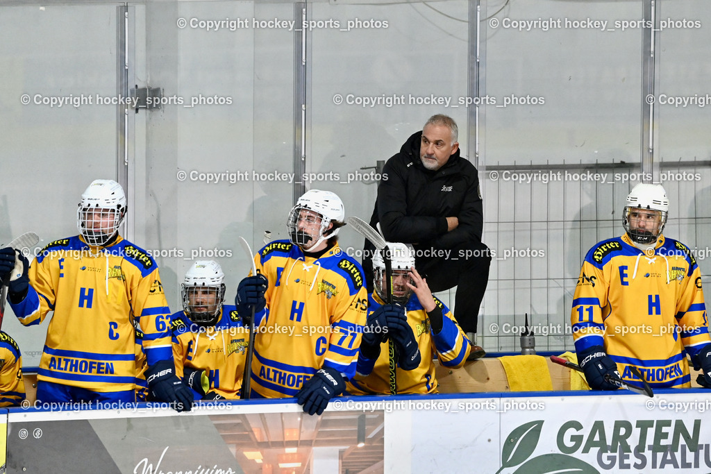 ESC SPARKASSE STEINDORF vs. 1. EHC ALTHOFEN | Headcoach EHC Althofen Ressmann Gerald, Spielerbank EHC Althofen, ESC SPARKASSE STEINDORF vs. 1. EHC ALTHOFEN, ESC SPARKASSE STEINDORF vs. 1. EHC ALTHOFEN am 30.11.2025 in Steindorf (Ossiachersee Halle), Austria, (Photo by Bernd Stefan)