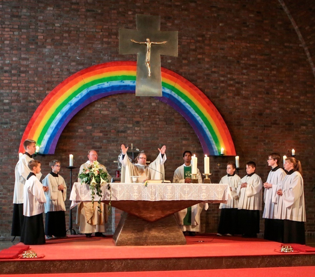top-top.de Hochzeiten133 | Am Sonntag, den 31.08.2014 wurde mit einer Messe die Einführung von Pfarrer Johannes Werges in St. Albertus Magnus in Hünxe-Bruckhausen gefeiert.
Hinter dem Altar von Links Dechant Gregor Kauling, Pfarrer Johannes Werges und Pater Shajers.
Foto: Erwin Pottgiesser / WAZ FotoPool