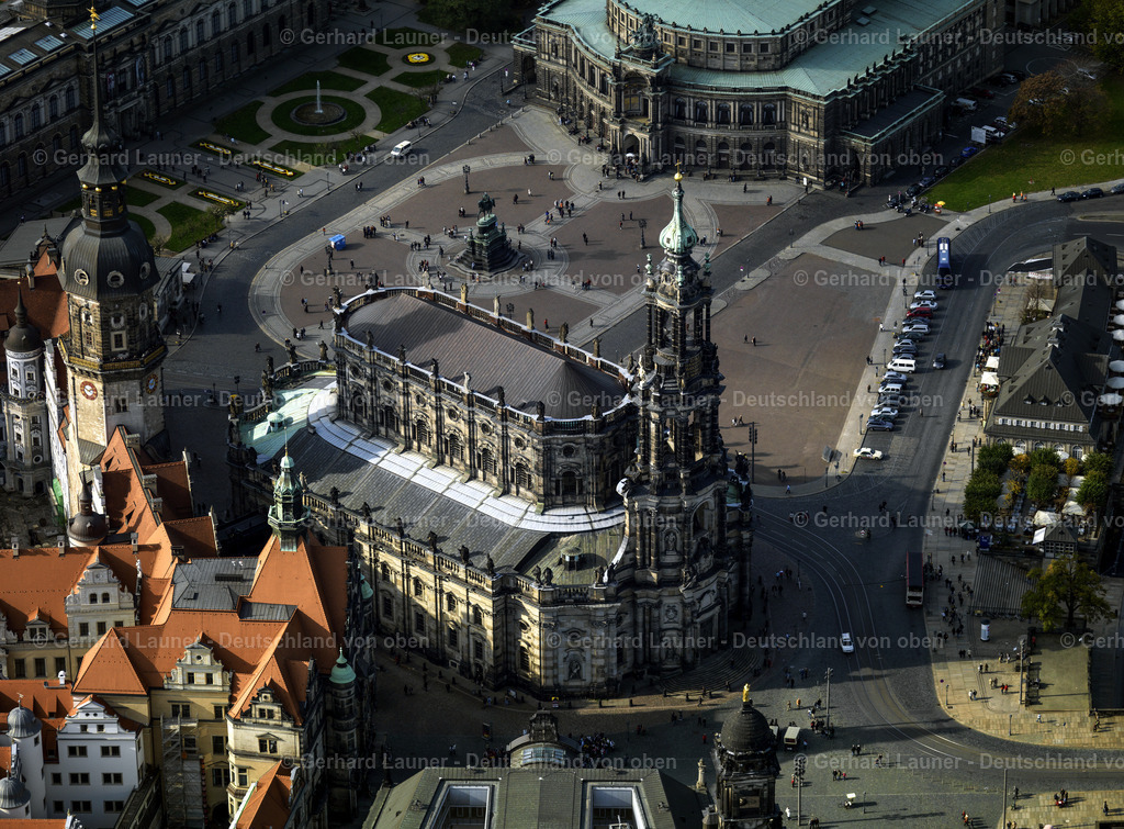 2888132 | DRESDEN  Blick auf die Kathedrale Sanctissimae Trinitatis in Dresden im Bundesland Sachsen. Sie ist Kathedrale des Bistums Dresden-Meißen sowie eine Stadtpfarrkirche Dresdens. Als ehemalige katholische Hofkirche, die 1739 bis 1755 im Stil des Barocks errichtet wurde, ist sie durch einen Übergang mit dem Residenzschloss verbunden und liegt am Altstädter Elbufer. // View of thecathedral Sanctissimae Trinitatis in Dresden in the state Saxony. Foto: Gerhard Launer