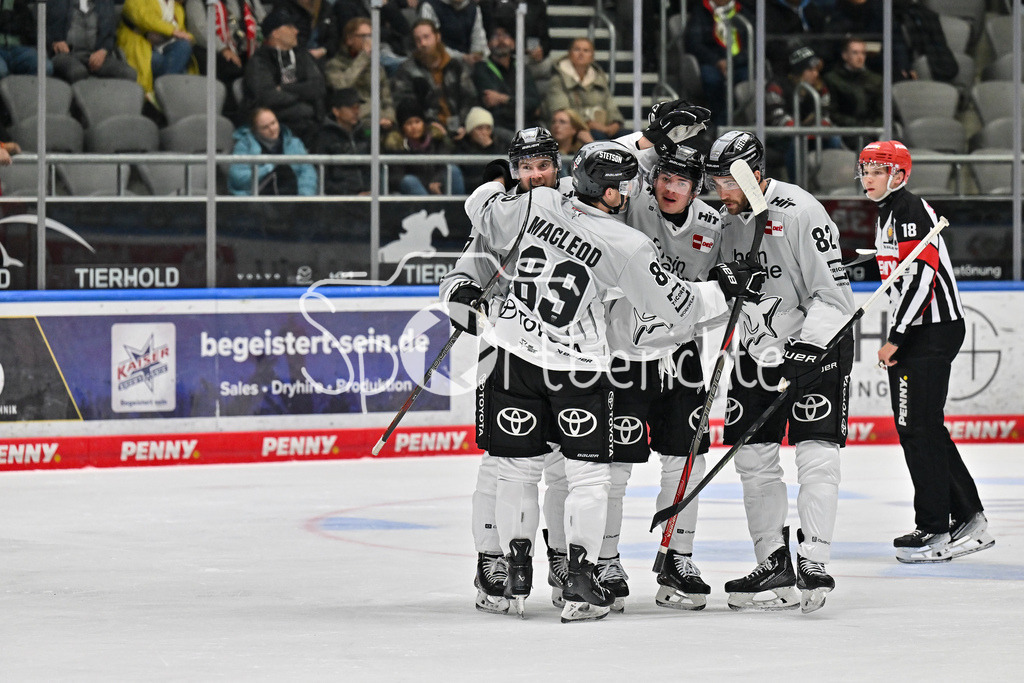 Augsburger Panther - Kölner Haie | Die Haie jubeln ueber den Treffer zum 3.6 durch Gregor MAECLEOD (Koelner Haie #89) / Freude / Happy / tor / Torschuezte / DEL: Augsburger Panther - Kölner Haie, Curt Frenzel Stadion am 29.09.2024