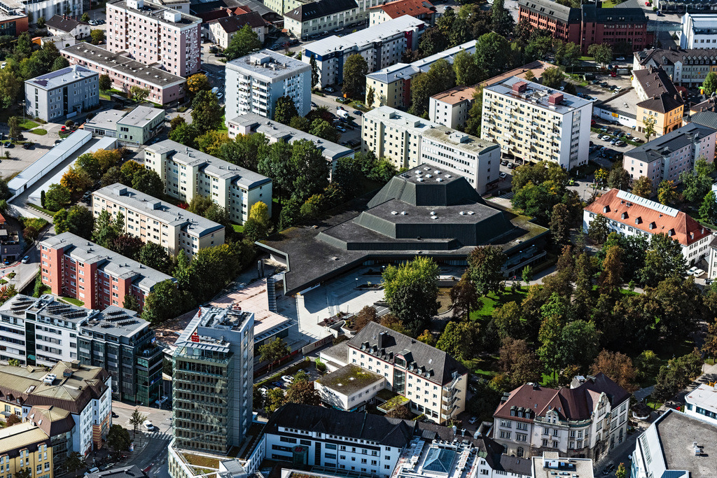 dr__0092219.jpg | ROSENHEIM 01.10.2021 Gebäude der Veranstaltungshalle Kultur und Kongress Zentrum Rosenheim in Rosenheim im Bundesland Bayern, Deutschland. // Building of the indoor arena Kultur and Kongress Zentrum Rosenheim in Rosenheim in the state Bavaria, Germany. Foto: Daniel Reiter