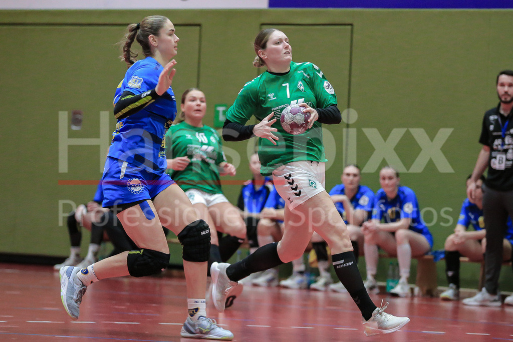 Handball, 2. Bundesliga Frauen, SV Werder Bremen - HC Leipzig | v.li.: Marlene Tucholke (HC Leipzig, 23) und Lena Thomas (SV Werder Bremen, 7) im Zweikampf, Duell, Spielszene, Aktion, Action