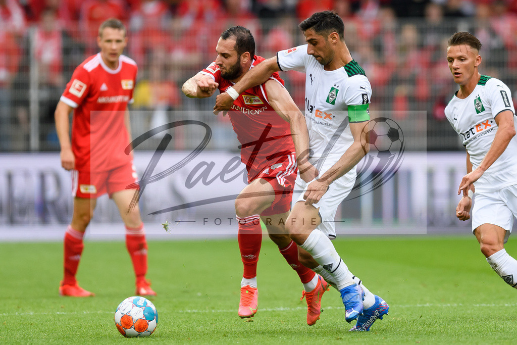 FCUBMG20210829_024 | Fussball, Herren: Levin Oeztunali (1.FC Union Berlin) und Lars Stindl (Borussia Moenchengladbach) im Zweikampf beim Spiel der 1. Bundesliga zwischen 1. FC Union Berlin und Borussia Moenchengladbach im Stadion An der Alten Foersterei am 29.08.2021 in Berlin, Deutschland. - Realisiert mit Pictrs.com