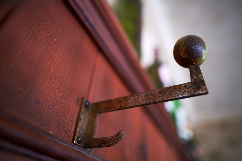 Innenraum einer leeren Gaststätte im Weinviertel | Austria - June 08, 2021: Innenraum einer leeren Gaststätte im Weinviertel, Garderobehaken an der Wand. - Realisiert mit Pictrs.com