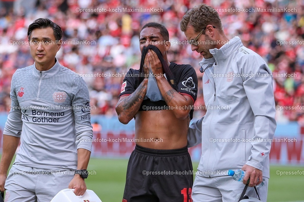 B0405082501051 | 05.08.2025, Fußball, Bayer 04 Leverkusen - Pisa Sporting Club, Testspiel, Saisoneröffnung in der BayArena, Saison 2025 2026: Arthur Augusto de Matos Soares (Bayer04 #13) muss verletzt das SPielfeld verlassen. Aufgrund der Verletzung verzieht er das Gesicht vor Schmerzen  DFB regulations prohibit any use of photographs as image sequences and or quasi-video.