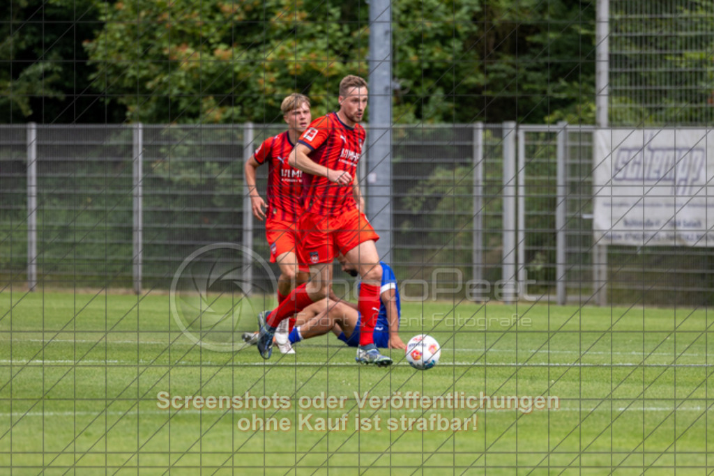 20250706_161659_1530 | #,TSG Salach (blau) vs. 1.FC Heidenheim (rot), Fußball, Freundschaftsspiel - WfV, Saison 2025/2026, Rasensportplatz, Staufenecker Str. 41, 73084 Salach, 06.07.2025 - 15:30 Uhr,Foto: PhotoPeet-Sportfotografie/Peter Harich