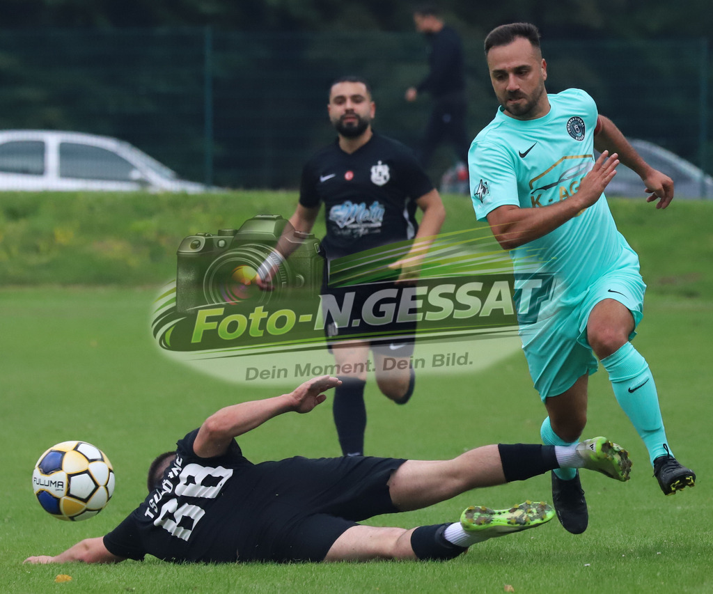 International Bünde - TSV Löhne | Auf dem Bild zu sehen: türkis International Bünde: Oguz Güler ; schwarz TSV Löhne: Oguzhan SimsekInternational Bünde, TSV Löhne, Saison 25/26, Kreispokal, Muckum, Deutschland - Realisiert mit Pictrs.com