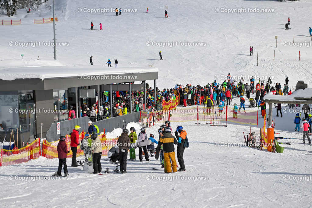 Hochficht_ Skigebiet_ Boehmerwald_ 04.02.2023-48 | 04.02.2023, Hochficht, AUT, Skigebiet Hochficht, Boehmerwald, im Bild Hochficht Bergbahn, Gondel, Skipiste, Talstation, anstellen zur Bergfahrt, Skifahrer, Sportler, Skischule