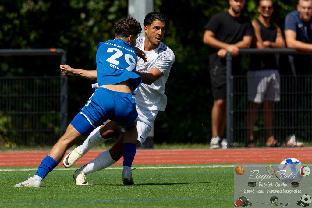 Testspiel: Spvgg. 03 Fechenheim - Türk Gücü Friedberg, 13.07.2024 | Fabio Buscemi (Türk Gücü Friedberg #29) &amp; Anas El Allaoui (Spvgg. 03 Fechenheim #19) im Zweikampf um den Ball, Spvgg. 03 Fechenheim - Türk Gücü Friedberg, Frankfurt am Main, Sportanlage Birsteiner Straße, 13.7.2024 - Realisiert mit Pictrs.com