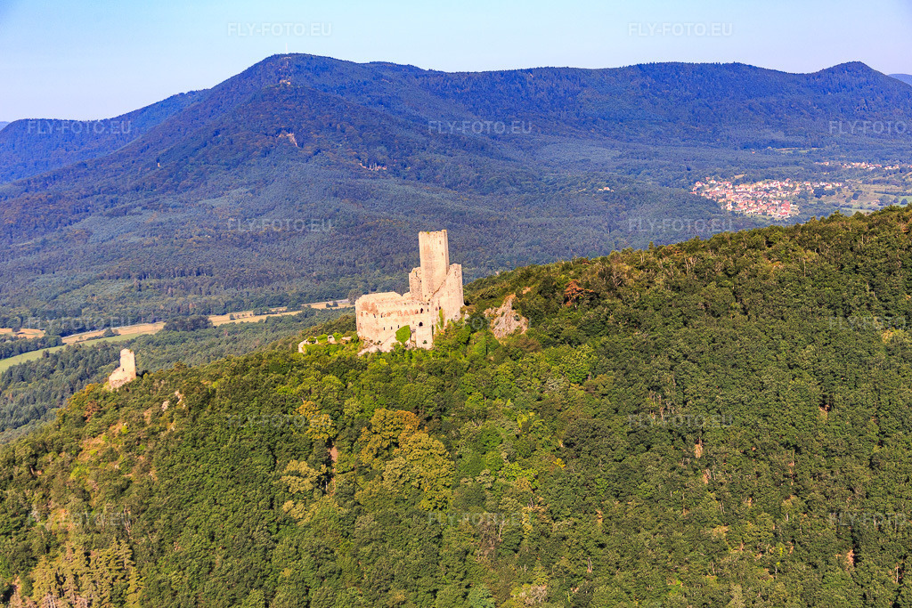 Vue aérienne: Château de l'Ortenbourg et Château du Ramstein à Scherwiller dans le département Bas Rhin, France – .Photo: IMG_093274.jpg prise le 16/08/2016 par Werner Riehm/FLY-FOTO.eu – Résolution de l'original: 5358 x 3572 px – Commune de Scherwiller - Bas-Rhin – Château de l'Ortenbourg - Visitgrandest