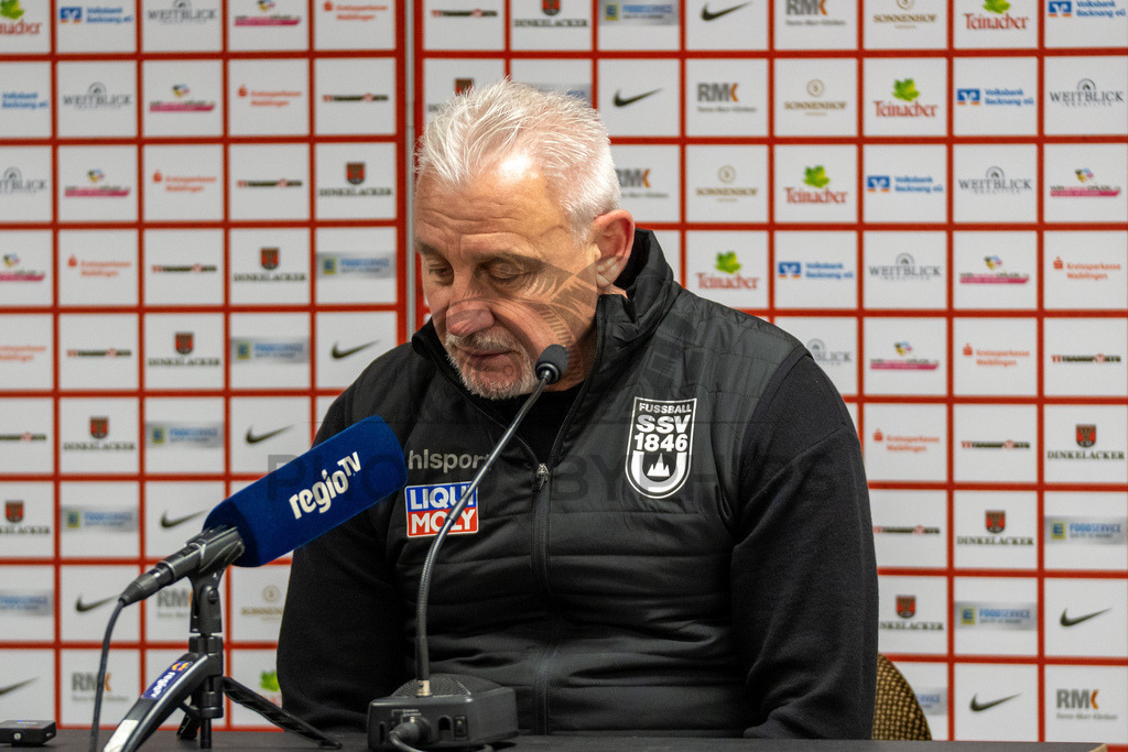 SG Sonnenhof Grossaspach vs. SSV Ulm 1846 Fussball, Fussball, WFV-Pokal, Viertelfinale, 01.04.2026 | Pavel Dotchev (Trainer SSV Ulm 1846 Fussball) sichtlich enttaeuscht bei der Pressekonferenz nach der Niederlage,SG Sonnenhof Grossaspach vs. SSV Ulm 1846 Fussball, Fussball, WFV-Pokal, Viertelfinale, 01.04.2026