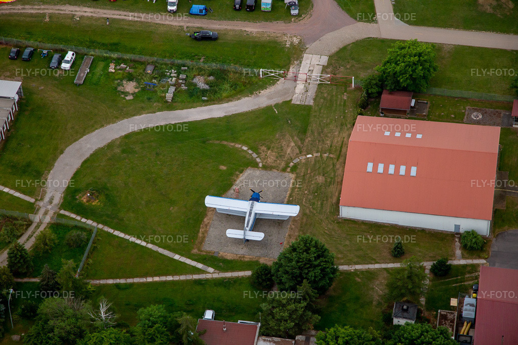 Luftbild: Historische Flugzeuge am Flugplatz Ballenstedt im Ortsteil Asmusstedt in Ballenstedt im Bundesland Sachsen-Anhalt in Deutschland. Foto: IMG_136472.jpg vom 16.06.2023 durch Werner Riehm/FLY-FOTO.deVerkehrslandeplatz Ballenstedt-Harz