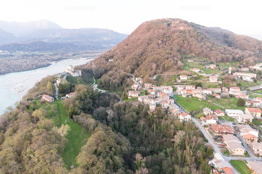 Vue aérienne: Vue de la ville à San Pietro dans le département Frioul-Vénétie Julienne, Italie. Photo: IMG_105602.jpg prise le 07/04/2018 par Werner Riehm/FLY-FOTO.eu – Résolution de l'original: 5472 x 3648 px