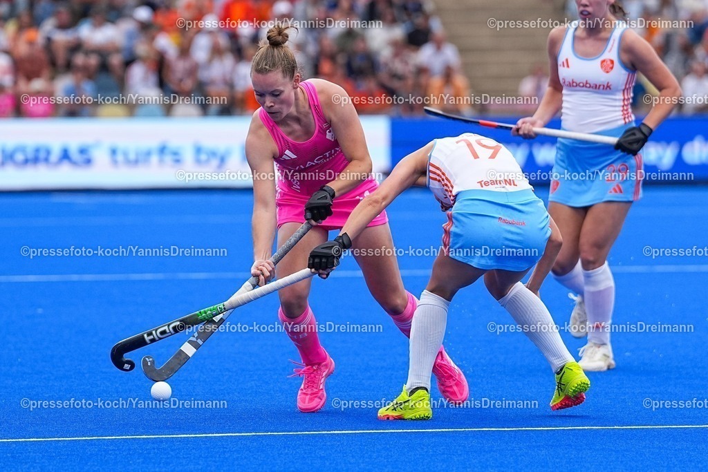 xydrx17082503021 | 17.08.2025, xydrx, Frauen EuroHockey Championship 2025, Finale, Niederlande - Deutschland, Sparkassenpark Mönchengladbach: Lena Micheel (GER #11) im Zweikampf gegen Marijn Veen (NED #19)