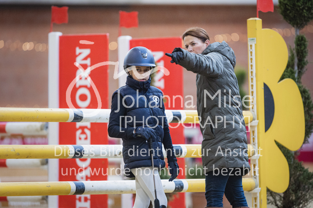 221127_Winterfestival_L-Spr_HPTTY-223 | Deine schönsten Turniermomente als professionelle Fotos! Entdecke hochwertige Pferdesport-Fotografie im Online-Shop. Jetzt Fotos finden & bestellen!