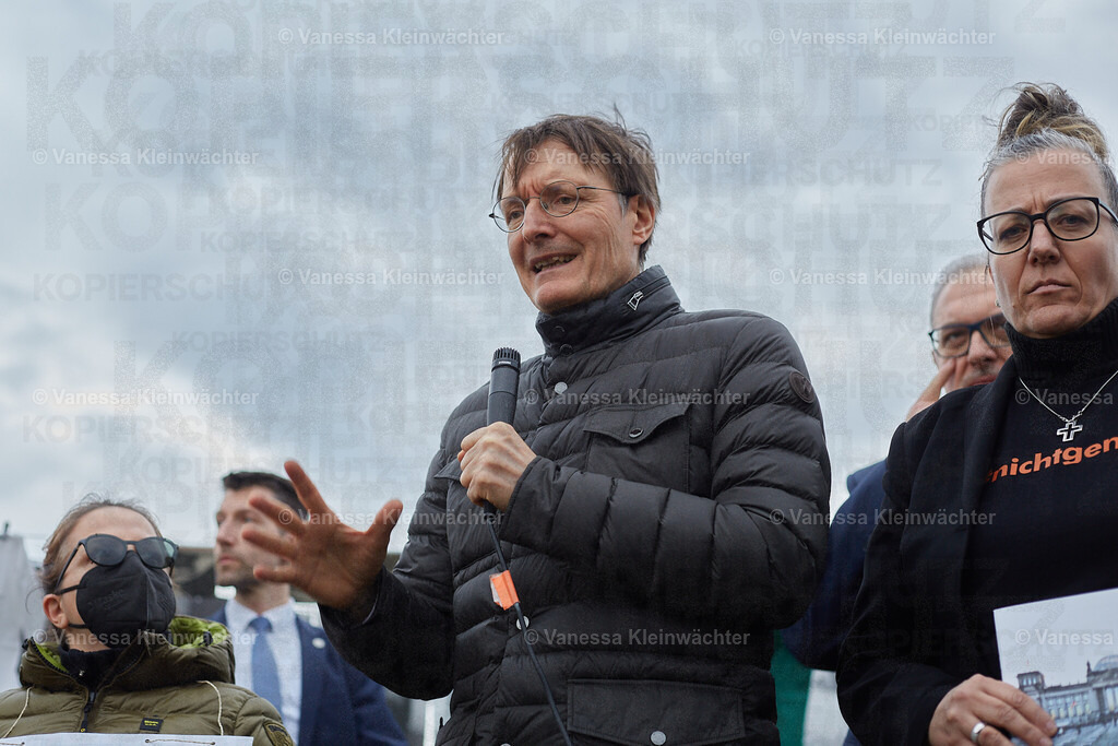 #NichtGenesen am Bundestag zum International LongCovid Awareness Day 2024 | Mit Fotos von arbeitsunfähigen Betroffenen fordert die Initiative #NichtGenesen anlässlich des International LongCovid Awareness Day am 15.03.2024 vor dem Reichstag mehr Geld für Forschung und soziale Absicherung. Bundesgesundheitsminister Karl Lauterbach und weitere MdBs sprechen mit den Demonstrant*innen. - Realisiert mit Pictrs.com