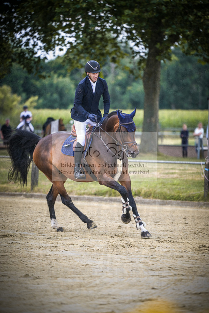 DOS_2567 | Entdecke hochwertige Reitturnierfotos von Foto Oger. Professionell, emotional und authentisch – jetzt Lieblingsmomente im Shop bestellen.Deutschlandweite Turnierfotografie. - Realisiert mit Pictrs.com