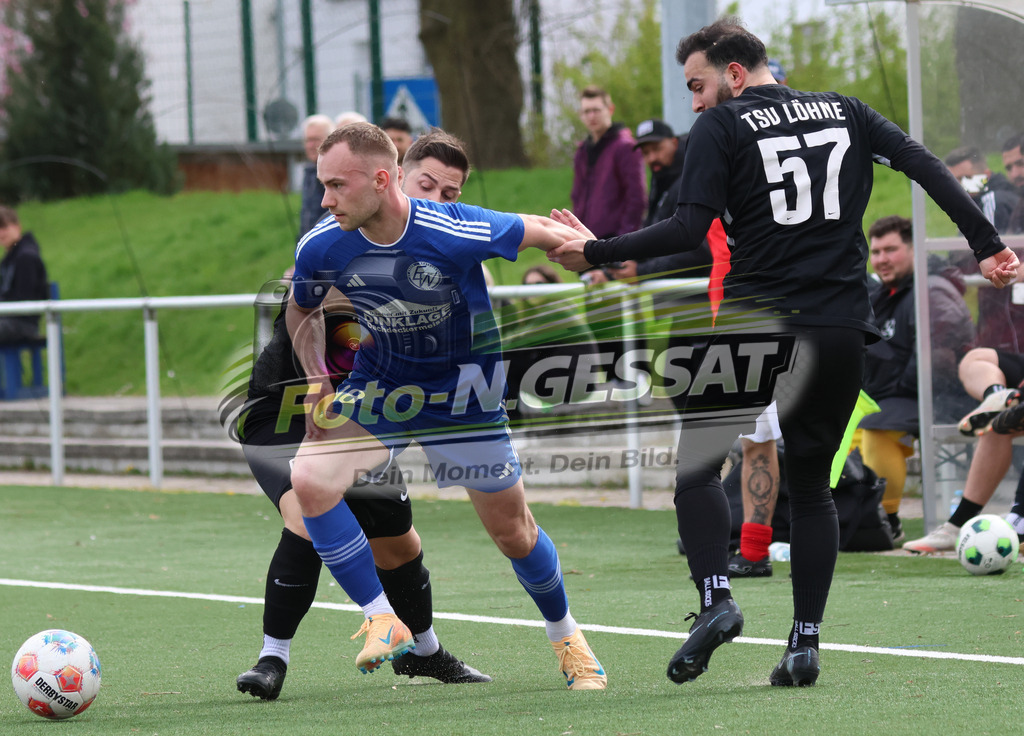 SV Enger-Westerenger - TSV Löhne | Auf dem Bild zu sehen: blau SV Enger-Westerenger: Marlon Meyer ; schwarz TSV Löhne v.l.: Serkan Kaya, Ahmet BalciogluSV Enger-Westerenger, TSV Löhne, Saison 25/26, Kreisliga A, Enger, Deutschland - Realisiert mit Pictrs.com