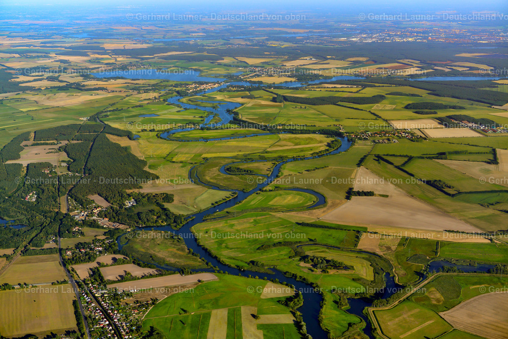 3638432 | BAHNITZ 25.08.2016 Mäandernder, serpentinenförmiger Fluss- Kurvenverlauf der Havel in Bahnitz im Havelland im Bundesland Brandenburg, Deutschland. Weiterführende Informationen bei: Tourismusverband Havelland e.V.. // Meandering, serpentine curve of river the Havel in Bahnitz at Havelland in the state Brandenburg, Germany. Further information at: Tourismusverband Havelland e.V.. Foto: Gerhard Launer