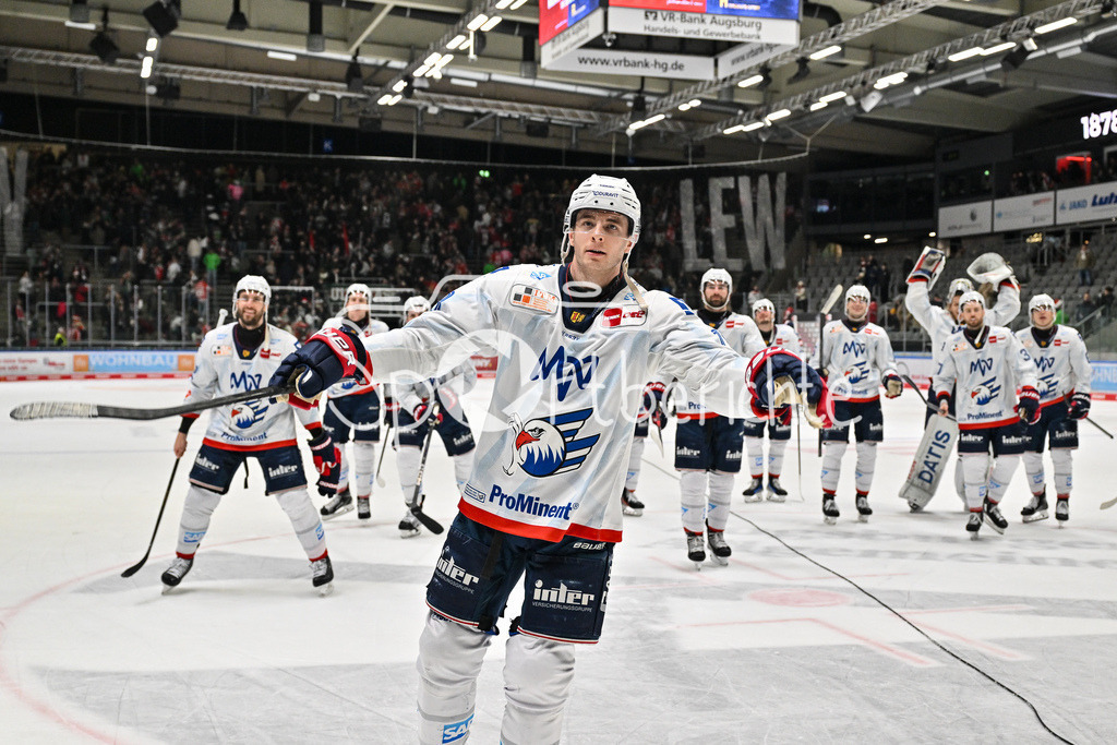 Augsburger Panther - Adler Mannheim | Die Mannheimer Adler bedanken sichb ei den mitgereisten Fans nach dem Sieg in Augsburg / DEL: Augsburger Panther - Adler Mannheim, Curt Frenzel Stadion am 26.12.2024 / Stefan LOIBL (Adler Mannheim 13)