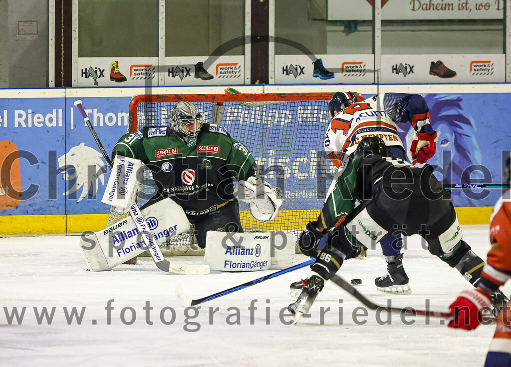 2023-03-03_110_TSV_Erding_gegen_ESC_Kempten | Erding, Deutschland, 03.03.2023:
Eishockey, Bayernliga Playoffs 2022 / 2023, Viertelfinale, TSV Erding gegen ESC Kempten, Endergebnis: 9:3

Torwart Christoph Schedlbauer (Erding Gladiators, #31), Nikolas Oppenberger (ESC Kempten, #10)

Foto: Christian Riedel / fotografie-riedel.net
