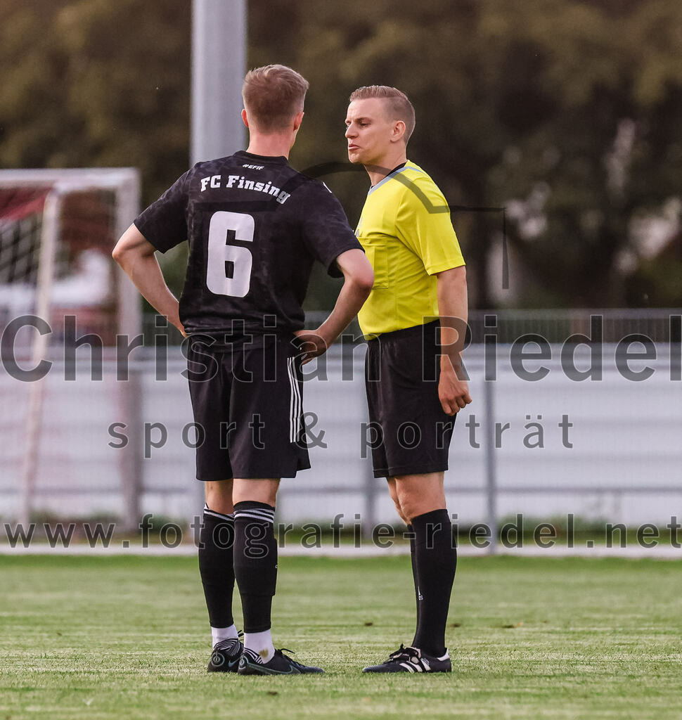 2023-08-25_065_FC_Finsing_gegen_FC_Lengdorf | Finsing, Deutschland, 25.08.2023:
Fußball, Kreisliga 2023 / 2024, 6. Spieltag, FC Finsing gegen FC Lengdorf, Endergebnis: 5:0

Valentin Bachmeier (FC Finsing, #6), Schiedsrichter Etienne Fromme

Foto: Christian Riedel / fotografie-riedel.net