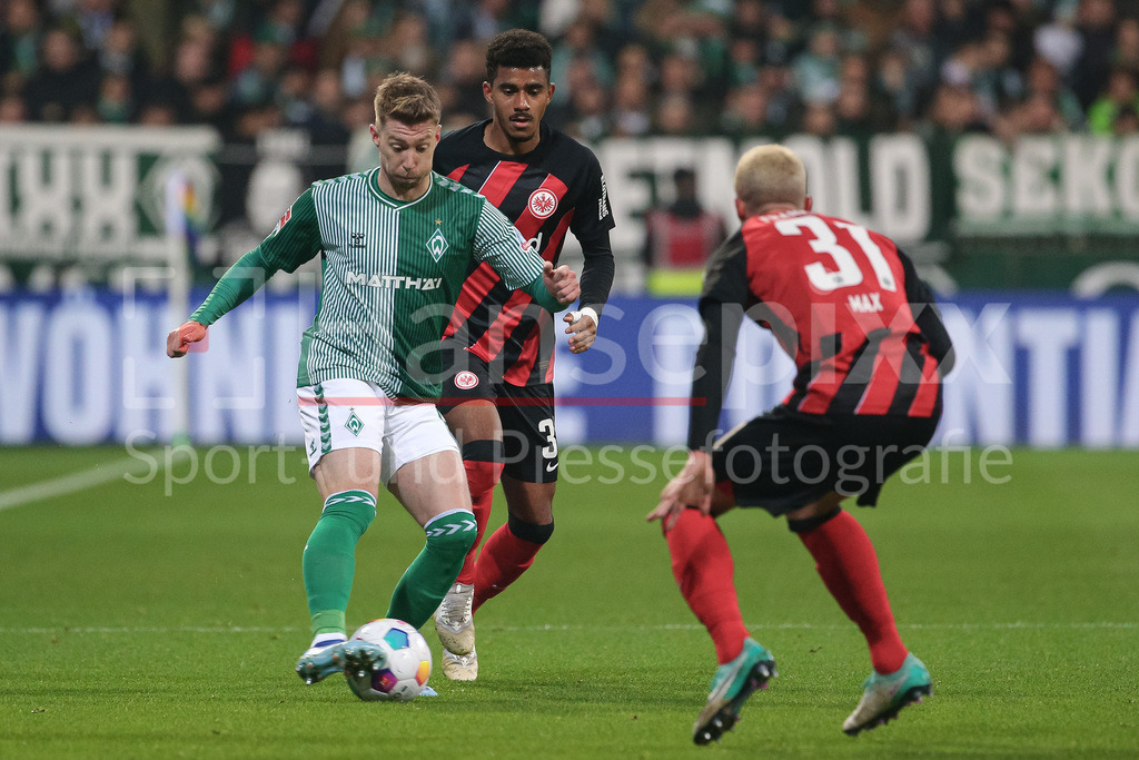 Fussball, Bundesliga, SV Werder Bremen - Eintracht Frankfurt | v.li.: Mitchell Weiser (SV Werder Bremen, 8), Ansgar Knauff (Eintracht Frankfurt, 36) und Philipp Max (Eintracht Frankfurt, 31) im Zweikampf, Duell, Dynamik, Aktion, Action, Spielszene, DIE DFL-RICHTLINIEN UNTERSAGEN JEGLICHE NUTZUNG VON FOTOS ALS SEQUENZBILDER UND/ODER VIDEOÄHNLICHE FOTOSTRECKEN. DFL REGULATIONS PROHIBIT ANY USE OF PHOTOGRAPHS AS IMAGE SEQUENCES AND/OR QUASI-VIDEO.