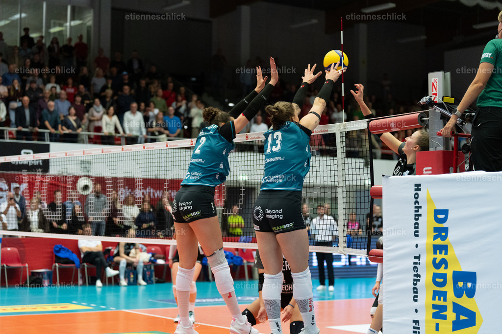 Dresdner SC - Binder Blaubären TSV Flacht, DEKRA 1. Bundesliga Frauen, Volleyball | Im Bild: Block durch Raeven Chase (2, Dresdner SC) und Lena Kindermann (13, Dresdner SC)24.10.2026, Dresdner SC -  Binder Blaubären TSV Flacht, DEKRA 1. Bundesliga Frauen, Volleyball, Deutschland, Dresden, Cyberport Arena