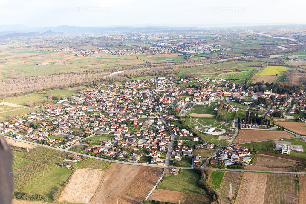 Vue aérienne: Vue de la ville à Pradamano dans le département Frioul-Vénétie Julienne, Italie. Photo: IMG_105791.jpg prise le 08/04/2018 par Werner Riehm/FLY-FOTO.eu – Résolution de l'original: 5472 x 3648 px