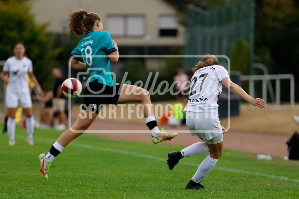 Fußball I Frauen I Westfalenpokal 26-27 I DJK GW Amelsbüren - SSV Rhade  I 18680 | Julia Greskamp (18, SSV Rhade) und Kira Schwanke (27, DJK GW Amelsbüren) im Zweikampf - Realisiert mit Pictrs.com
