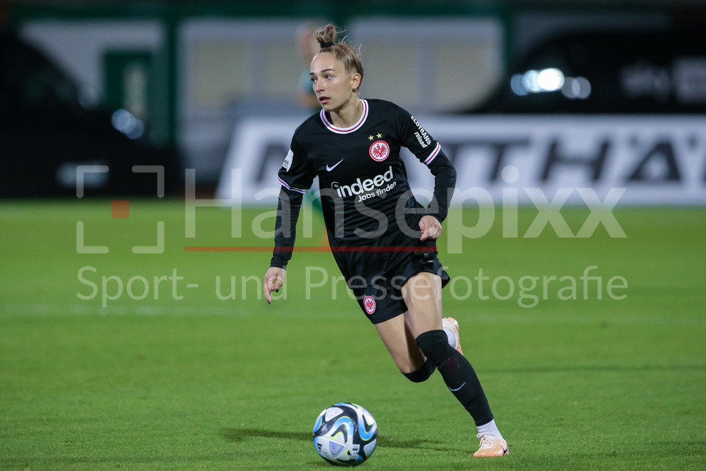 Fussball, Google Pixel Frauen-Bundesliga, SV Werder Bremen - Eintracht Frankfurt | v.li.: Sophia Kleinherne (Eintracht Frankfurt, 4) am Ball, Freisteller, Einzelbild, Ganzkörper, Aktion, Action, Spielszene, DIE DFB-RICHTLINIEN UNTERSAGEN JEGLICHE NUTZUNG VON FOTOS ALS SEQUENZBILDER UND/ODER VIDEOÄHNLICHE FOTOSTRECKEN. DFB REGULATIONS PROHIBIT ANY USE OF PHOTOGRAPHS AS IMAGE SEQUENCES AND/OR QUASI-VIDEO.