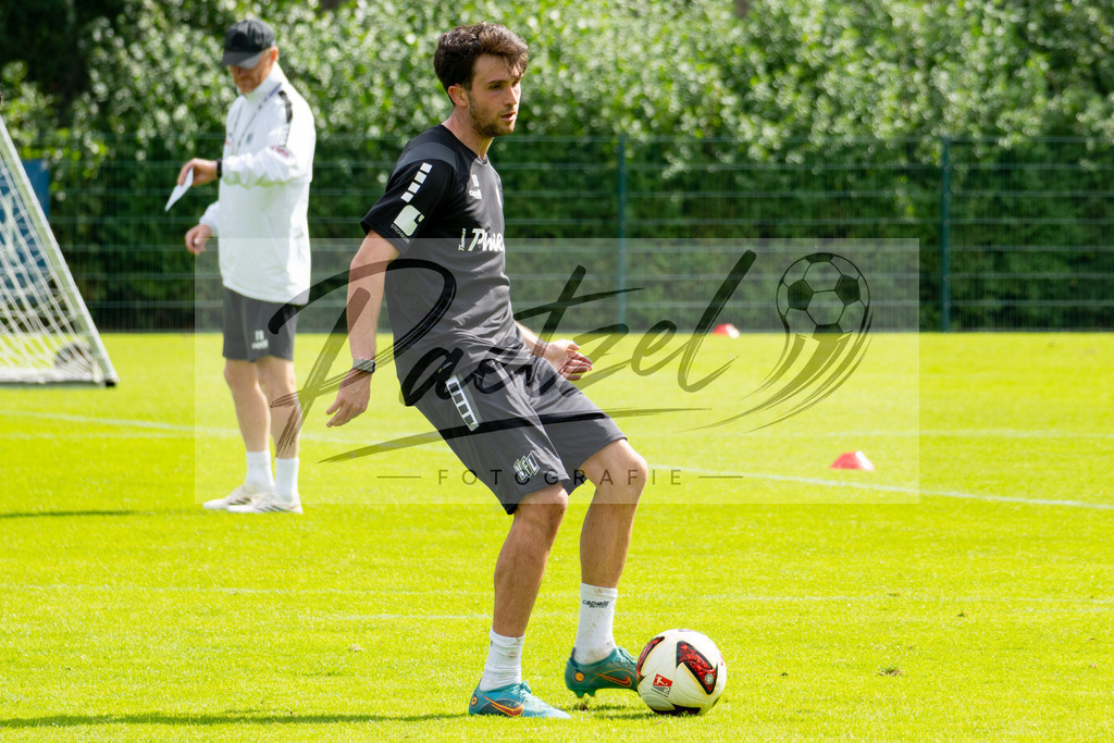 20260909_TRAOSN_0458 | Fußball, Herren: Leon Flach (VfL Osnabrück) in Aktion, am Ball, Einzelaktion beim Training des VfL Osnabrück am 09.09.2026 im Sportpark Illoshöhe in Osnabrück, Deutschland.(Foto von Nico Paetzel) - Realisiert mit Pictrs.com